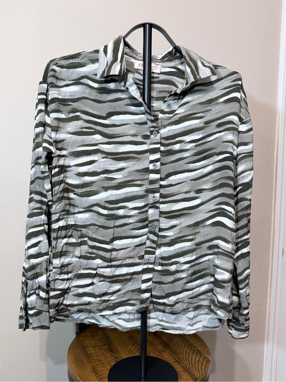 Philosophy Gray White Black Animal Print Collared Button Up Long Sleeve Rayon